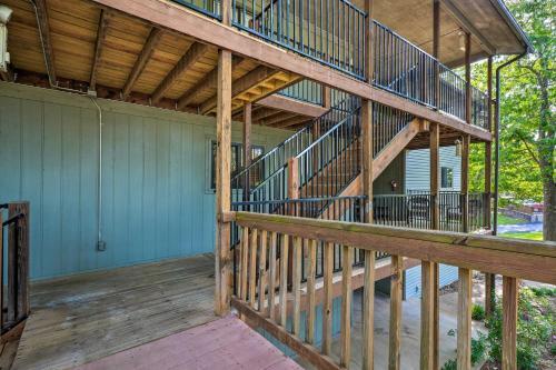 Apartamento Reeds Spring Condo With Balcony And Pool Access!