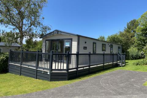 Prime Location 3-bed Chalet In Seal Bay Selsey