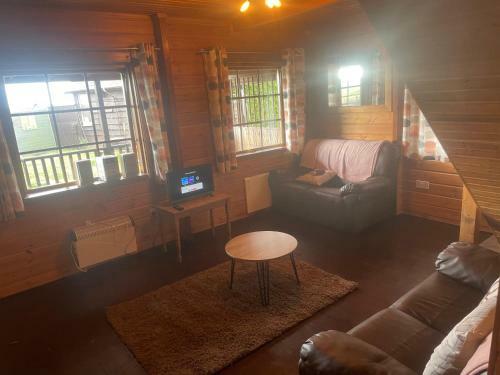 Riverside Log Cabin 3 Bedrooms Sleeps 6