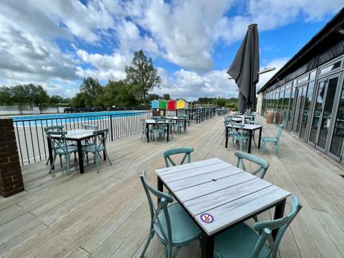 Mallard Corner, Cosy Cotswold Lakeview Lodge