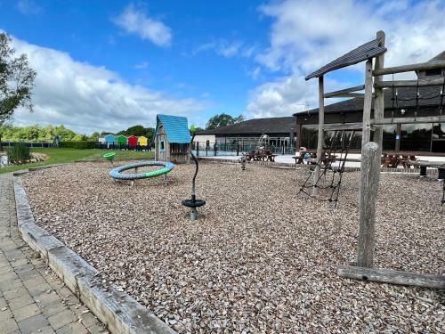 Mallard Corner, Cosy Cotswold Lakeview Lodge