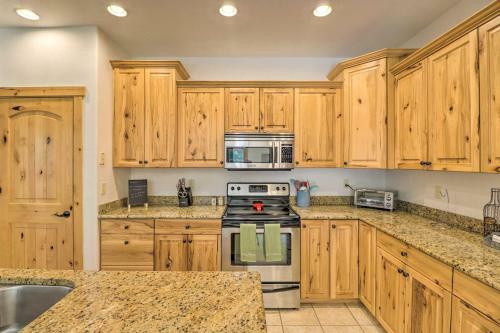 Apartamento Flathead Lake Getaway With Balcony, Fireplace!