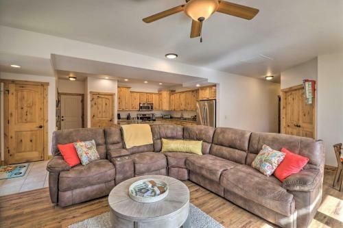 Apartamento Flathead Lake Getaway With Balcony, Fireplace!