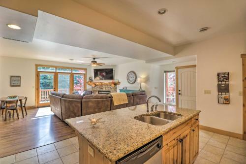 Apartamento Flathead Lake Getaway With Balcony, Fireplace!