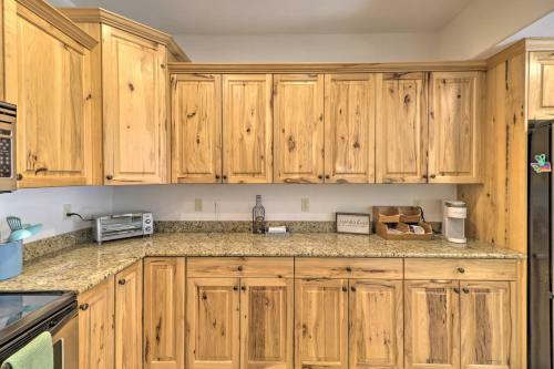 Apartamento Flathead Lake Getaway With Balcony, Fireplace!