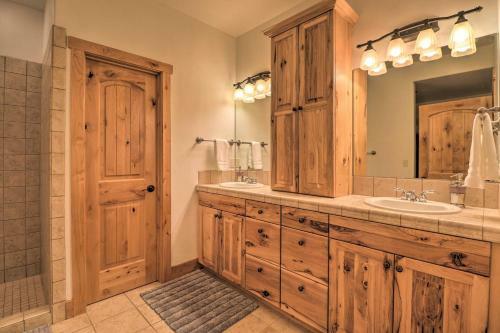 Apartamento Flathead Lake Getaway With Balcony, Fireplace!