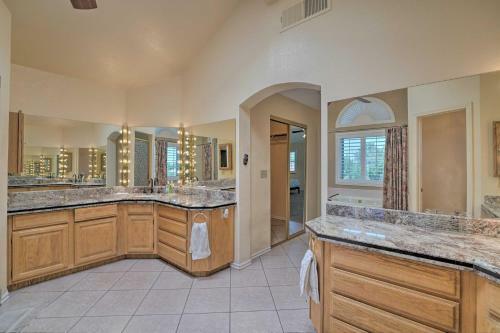 Luxe Oasis On Golf Course About 8 Mi To Lake Mead