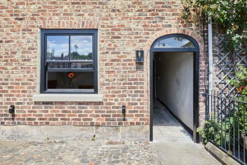 Host & Stay - 2 College Square
