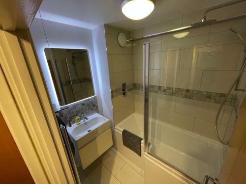 Apartamento Spacious 2-bedroom Flat Near Surbiton Station