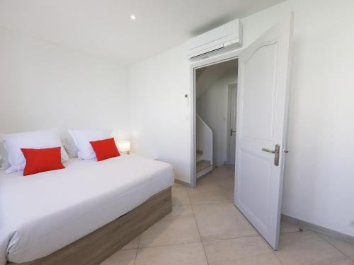 Superb Holiday Home In Port Grimaud With Jetty