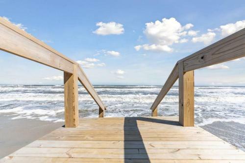 Spectacular 3 Br Condo One Block To The Beach