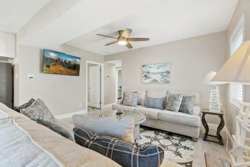 Spectacular 3 Br Condo One Block To The Beach