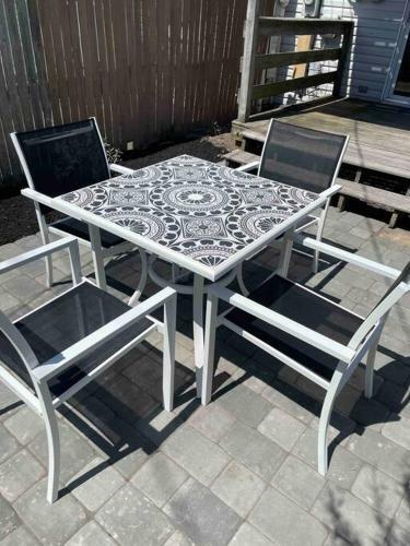 Modern & Recently Renovated Beach House. Sleeps 6