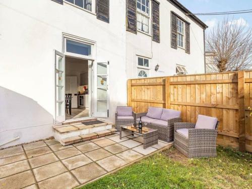 Lovely Villa 1 King 1 Double Sofa 4 Single Beds