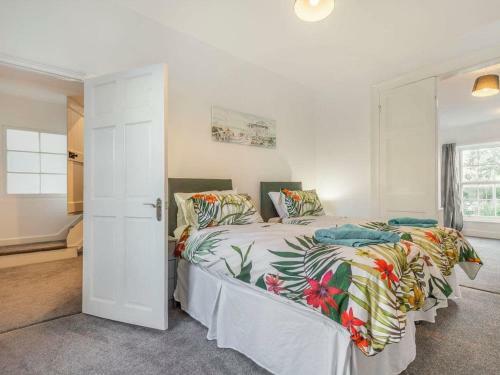 Lovely Villa 1 Double, 1 Double Sofa, 6 Single, And 1bunk Bed
