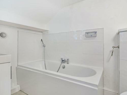Lovely Villa 1 Double, 1 Double Sofa, 6 Single, And 1bunk Bed