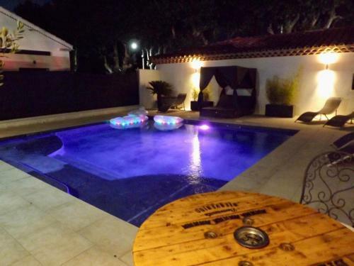 Hostal La Suite C�t� Pool-house Piscine & Jacuzzi Privatifs