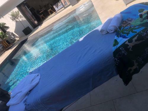 Hostal La Suite C�t� Pool-house Piscine & Jacuzzi Privatifs
