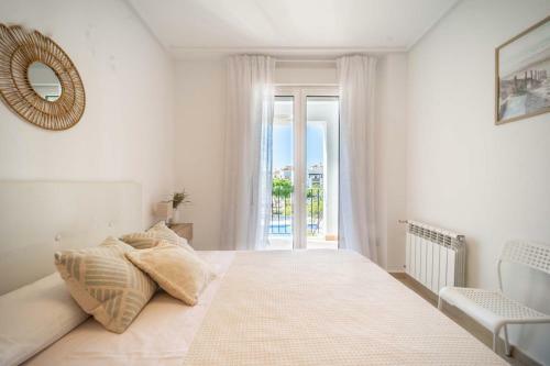 Modern Bright Two Bedroom Apartment With Pool Views - Co1022lt
