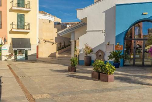 Modern Bright Two Bedroom Apartment With Pool Views - Co1022lt