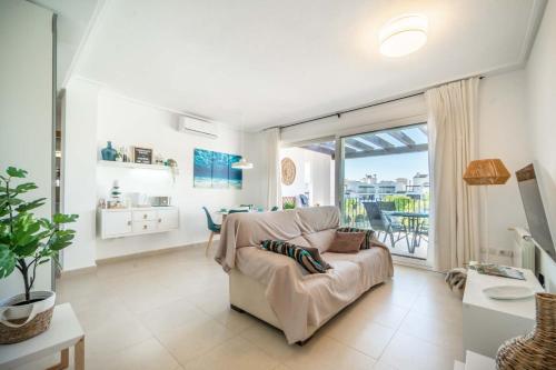 Modern Bright Two Bedroom Apartment With Pool Views - Co1022lt