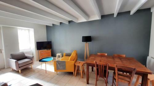 Maison De P�cheur R�nov�e Avec Cour Proche Du Port