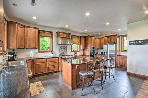 Luxe Coos Bay Escape With Patio And River Views!