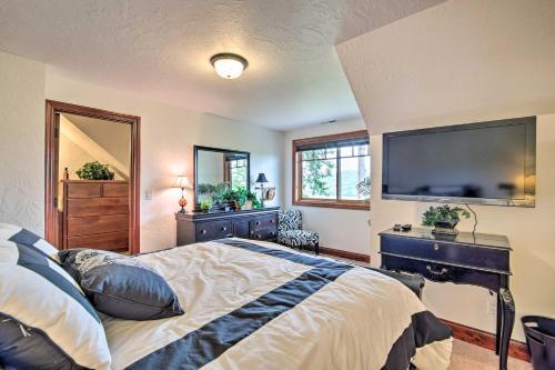 Luxe Coos Bay Escape With Patio And River Views!