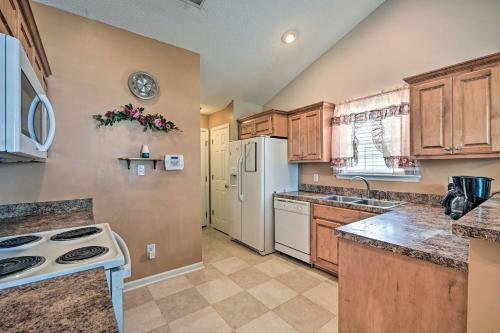 Conway Home With Yard Less Than 20 Mi To Myrtle Beach!