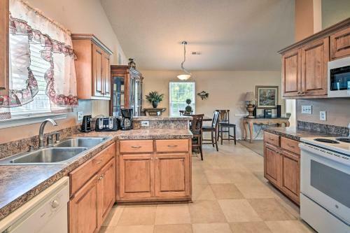 Conway Home With Yard Less Than 20 Mi To Myrtle Beach!