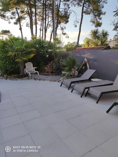 Ch�let Proche Plage Avec Piscine Priv�e Et Jacuzzi.