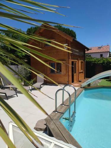 Ch�let Proche Plage Avec Piscine Priv�e Et Jacuzzi.