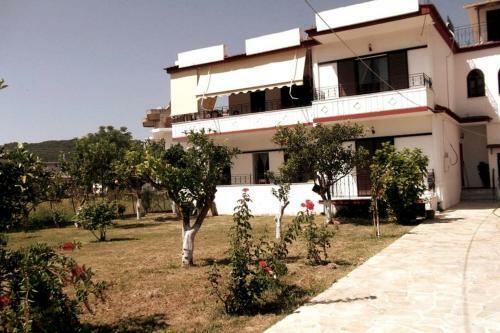 Sunny Garden House By The Sea