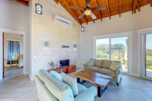 Paradise Villa @coral Views, French Harbour