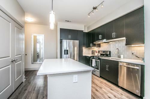 Apartamento New! Rooftop Pool With Mountain Views+king Beds