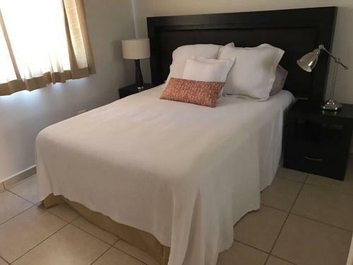 Hermosa Casa En Fracc Privado Con Alberca Id Rv-