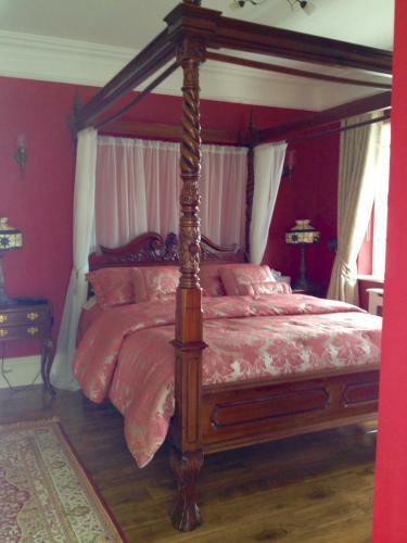 Riverside Lodge B&B