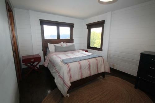 Whetstone Wonder Amazing Views Large Deck Hot Tub Pet Friendly Shuttle