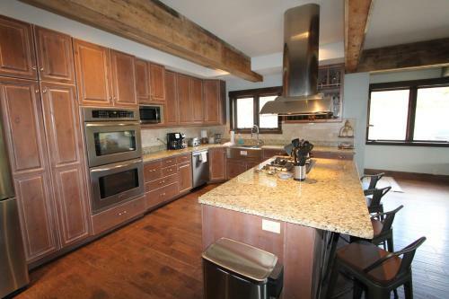 Whetstone Wonder Amazing Views Large Deck Hot Tub Pet Friendly Shuttle