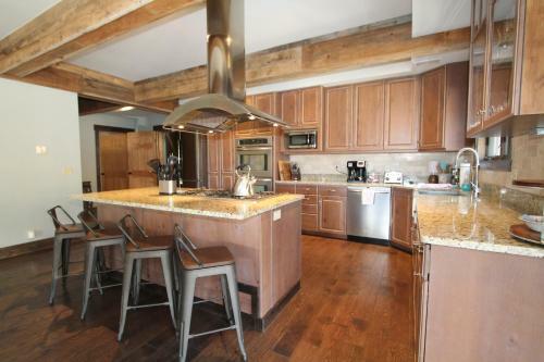 Whetstone Wonder Amazing Views Large Deck Hot Tub Pet Friendly Shuttle