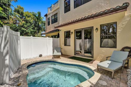Luxury! 4bed Private Pool Deck! 1,7mi To Beach Townhouse