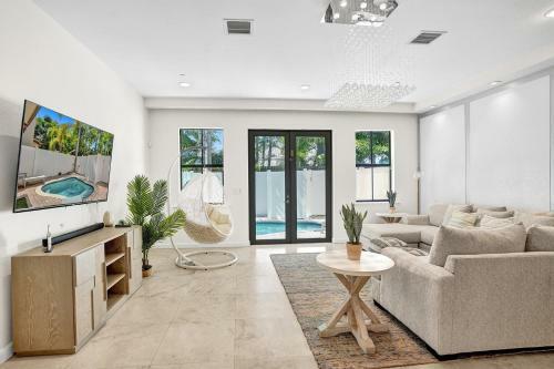 Luxury! 4bed Private Pool Deck! 1,7mi To Beach Townhouse