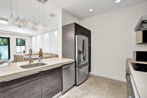 Luxury! 4bed Private Pool Deck! 1,7mi To Beach Townhouse