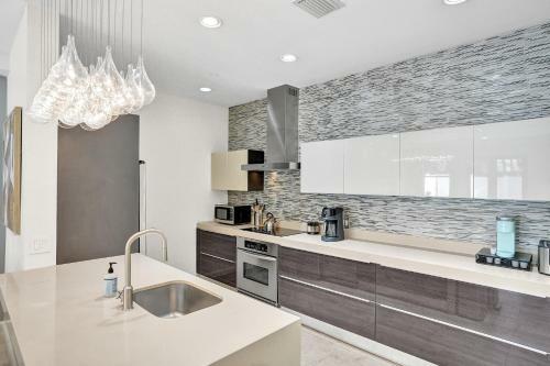 Luxury! 4bed Private Pool Deck! 1,7mi To Beach Townhouse