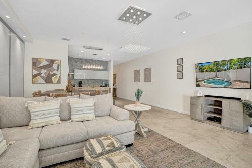 Luxury! 4bed Private Pool Deck! 1,7mi To Beach Townhouse