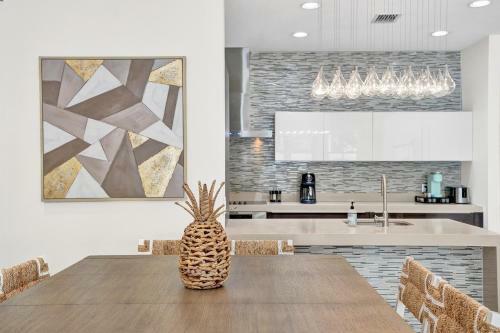Luxury! 4bed Private Pool Deck! 1,7mi To Beach Townhouse