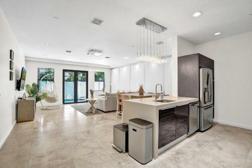 Luxury! 4bed Private Pool Deck! 1,7mi To Beach Townhouse