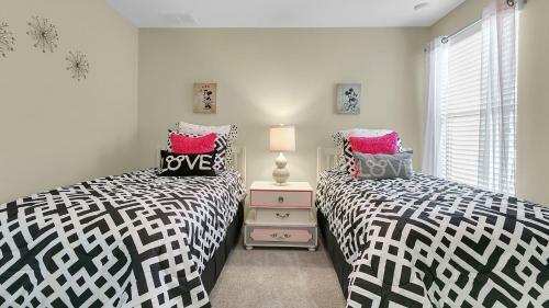 Dream Escape Large Home Located In Champion Gates