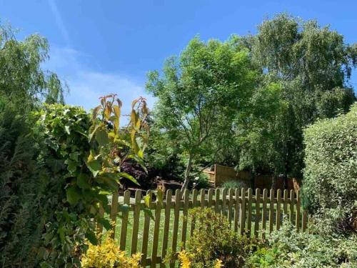 Entire House With Stunning Gardens And Pool.