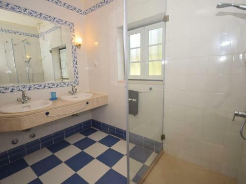 Luxurious Villa In Caldas Da Rainha With Swimming Pool